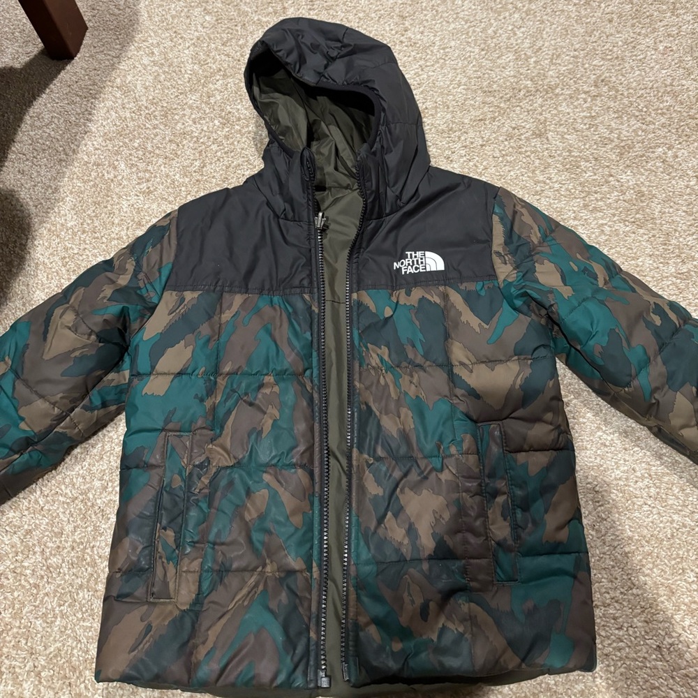 Boys 7/8 reversible north face coat